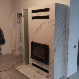 Облицовка камина крупноформатным керамогранитом