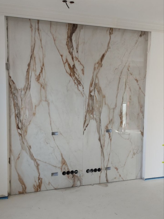 Положить широкоформатную плитку цена зависит от размера